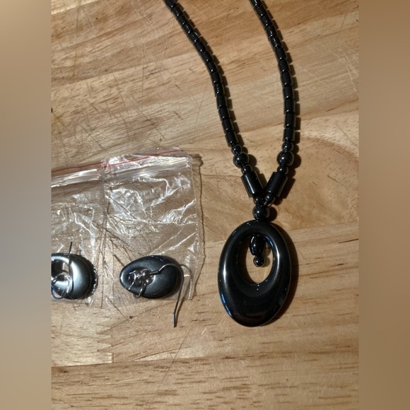 4/$25 Necklace & earring set in a pouch.Not sure of the brand - Picture 2 of 5